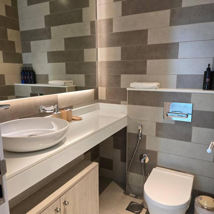 1 Bedroom 65m2, Infinity Pool, West Beach, Up To 4 Guests Dubai